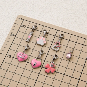 Set ciondoli fai-da-te in smalto rosa con cuore MOM e quadrifoglio in acciaio placcato oro 18K