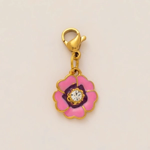 Dettaglio del ciondolo a fiore in smalto rosa con zircone e chiusura a moschettone