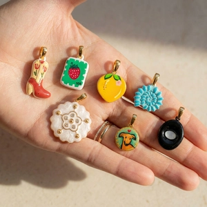 Set de dijes de esmalte de colores con sello de fresa y colgantes de limón para joyería DIY