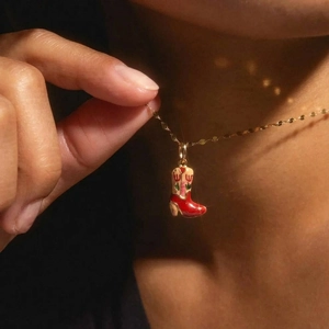 Collar dorado con colgante de bota de vaquero de esmalte rojo y diseño de tulipán