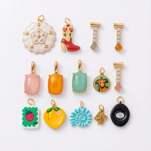 Surtido de dijes de cobre chapados en oro con detalles de circón y esmalte multicolor