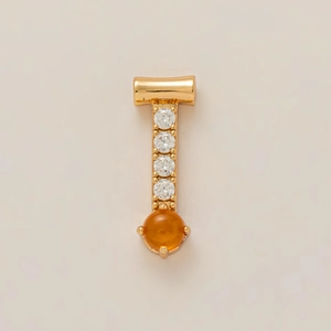 Detalle del colgante en T dorado con cuatro diamantes claros y piedra preciosa naranja
