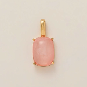 Primer plano detallado de un colgante de gema rosa con engaste de oro y diseño de cuatro garras