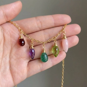Collier plaqué or 14K avec cinq pendentifs colorés en pierres naturelles en forme de goutte