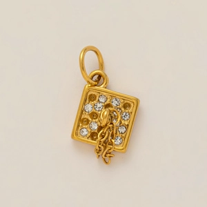 Detalle macro del colgante cuadrado chapado en oro con circonitas blancas brillantes