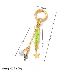 Detail of 13cm gold keychain with pearl, enamel cactus and green acrylic chain links