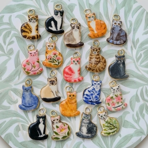 Keramische kattenhangers met handgeschilderde patronen en gouden metalen lussen