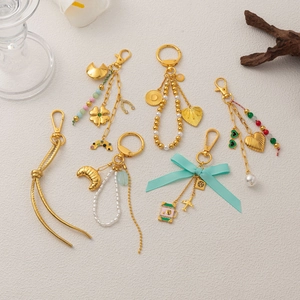 Porte-clés DIY plaqué or 18 carats avec pendentifs croissant et nœud bleu chic