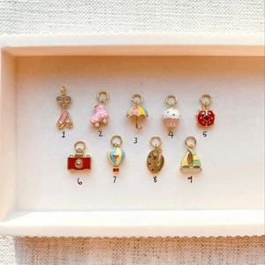 Bunte 14K vergoldete Emaille-Anhänger Set mit Ballettschuhen, Kamera und Heißluftballon