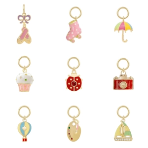 Set aus 9 bunten Emaille-Anhängern mit Ballettschuhen und Vintage-Kamera in 14K Goldoptik