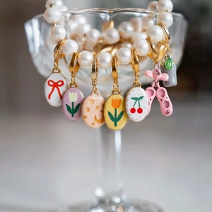 Collier en perles blanches avec pendentifs chaussons de danse émaillés et dorure 18 carats