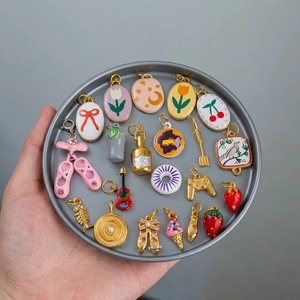 Pendentifs en acier inoxydable plaqué or 18K avec motifs floraux, fruits et musique