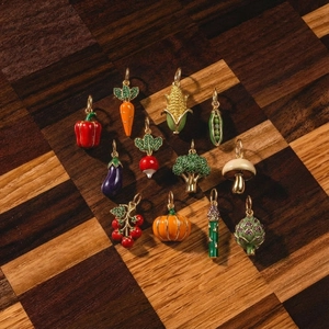 Set di ciondoli a forma di verdura in oro 14K con smalto colorato e pietre di zircone