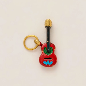 Détail du pendentif guitare en émail rouge avec placage en or 18K et motifs colorés