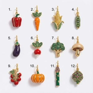Griglia dettagliata di ciondoli vegetali placcati oro 14K con smalto e zirconi