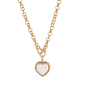 Détail d'une chaîne dorée avec pendentif cœur transparent et accents en cristal fin