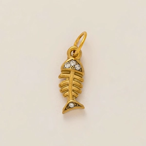 Vue détaillée du pendentif arête de poisson plaqué or 18K serti de zircons étincelants