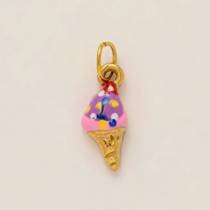 Vue macro d'un pendentif crème glacée plaqué or 18K avec émail coloré et texture
