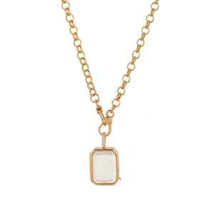 Détail de la chaîne à maillons dorés avec un grand pendentif en cristal rectangulaire