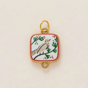 Détail du pendentif ballerine plaqué or 18K avec incrustation d'oiseau et fleurs