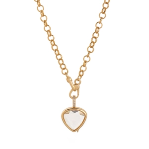 Détail d'un pendentif cœur en cristal transparent et chaîne dorée polie