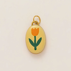 Gros plan détaillé du pendentif ovale plaqué or 18 carats avec motif tulipe émaillé