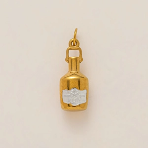 Détail du pendentif bouteille de rhum plaqué or 18 carats avec étiquette argentée RUM