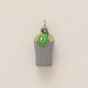 Gros plan d'un pendentif chausson de danse gris plaqué or 18 carats et émail vert