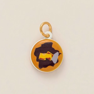 Détail du pendentif rond en céramique avec émail abstrait et anneau en métal doré