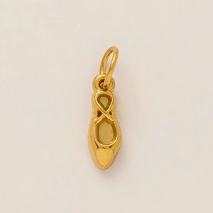 Vue détaillée du pendentif chausson de danse en acier doré 18 carats pour bijoux DIY