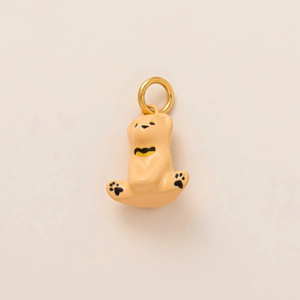 Gros plan d'un mignon pendentif ours orange avec un nœud papillon et un anneau doré