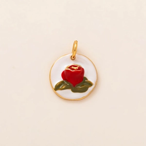 Détail d'un pendentif rond en émail blanc avec une rose rouge et dorure à l'or