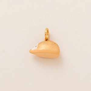Détail du pendentif hérisson avec texture mouchetée colorée et attache dorée