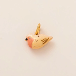 Détail d'un pendentif oiseau jaune avec anneau doré et motifs dégradés de haute qualité