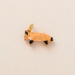 Vue détaillée d'un pendentif bijou en forme de renard avec émail orange et anneau doré