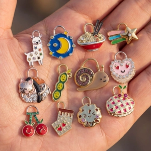Set di 12 ciondoli a forma di animali e frutti con placcatura in oro 14K e zirconi colorati
