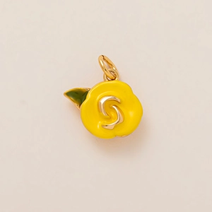 Détail d'un pendentif rose en émail jaune avec petite feuille verte pour bijoux DIY