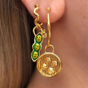 Dettaglio dei ciondoli asimmetrici placcati oro 14K a forma di baccello e cestino