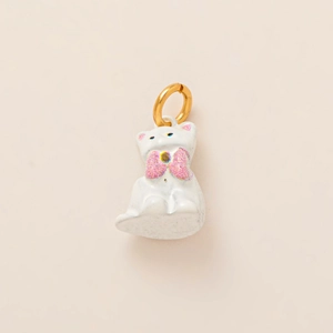 Détail d'un pendentif chat blanc en céramique avec nœud rose et anneau doré