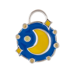 Dettaglio del ciondolo luna celeste con smalto blu e accenti di zirconi in oro 14 carati