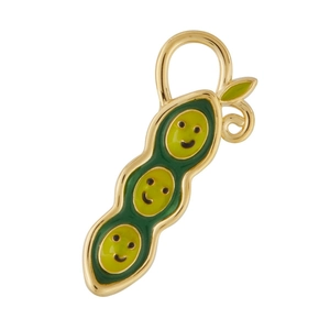 Dettaglio del ciondolo a baccello di pisello in oro 14K con smalto verde e faccine felici