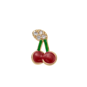 Détail du pendentif cerise plaqué or avec émail rouge et zircons étincelants