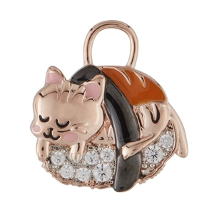 Dettaglio macro del ciondolo gatto sushi in oro rosa 14K con zirconi incastonati