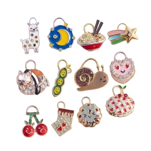 Set di ciondoli smaltati placcati oro 14K con motivi di animali e frutti in zircone