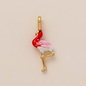 Détail macro du pendentif flamant rose plaqué or 14K avec finition en émail rouge