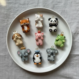 Vista dettagliata di nove mini ciondoli animali in oro 18K tra cui volpe, panda e koala
