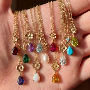 Gouden bloemkettingen met veelkleurige druppelvormige kristallen hangers