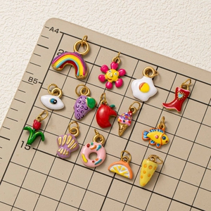 Set di 14 ciondoli colorati in smalto a fiori e frutti con placcatura in oro 18 carati