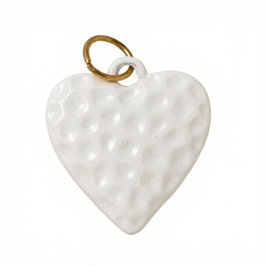 Dettaglio del ciondolo a cuore bianco con trama martellata e anello placcato oro 18K