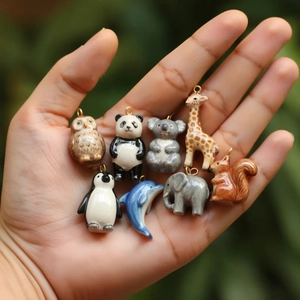 Mini colgantes de animales en oro de 18K con formas de panda pingüino y koala